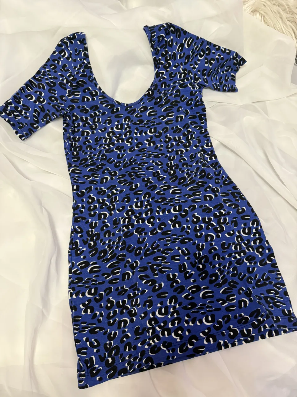 Vestido súper canchero con estampa animal print en azul y negro. Tiene escote redondo y mangas cortas. Ideal para un look moderno y audaz.