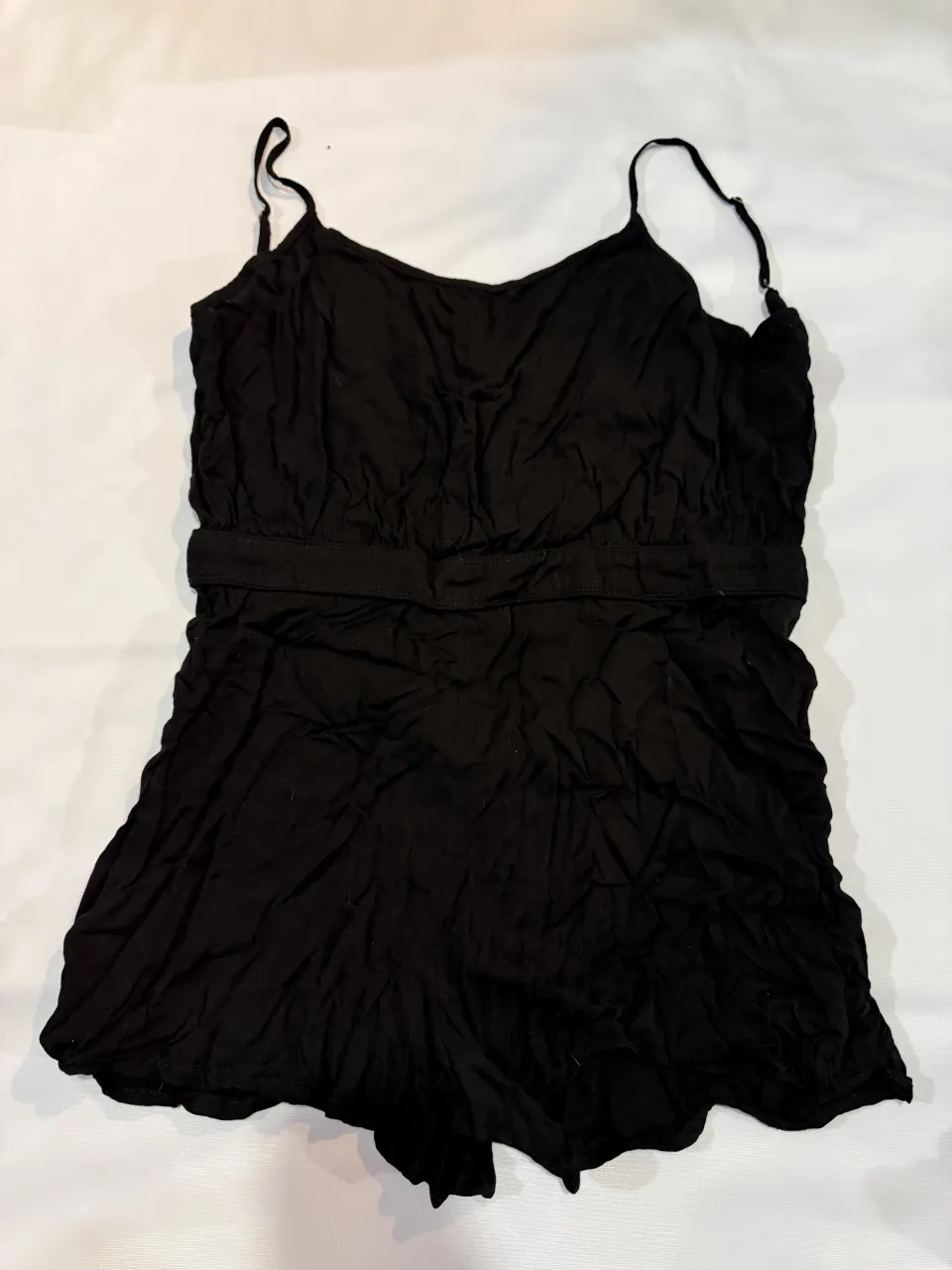 Mono negro de breteles finos, con cintura elastizada y falda corta. Ideal para un look casual y fresco.