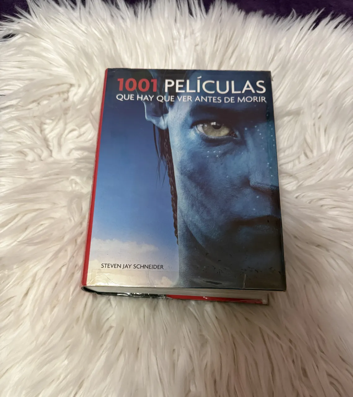 Libro "1001 películas que hay que ver antes de morir". Una guía completa de las películas más importantes de la historia del cine, con reseñas y datos de producción. Ideal para cinéfilos y amantes del séptimo arte.