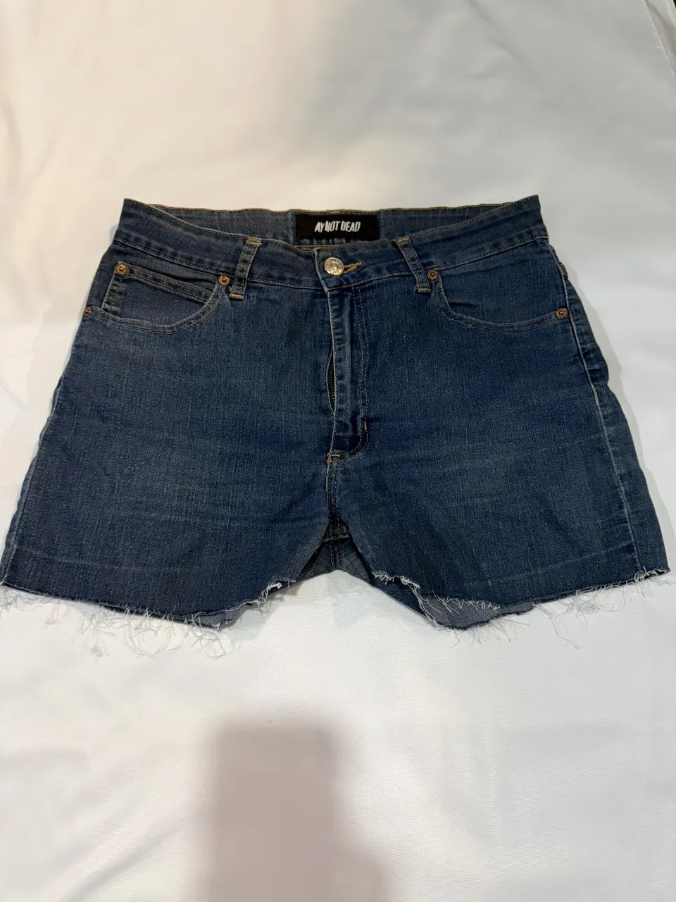 Shorts de jean tiro alto, con roturas y terminación desflecada. Un clásico para el verano, súper cómodos y versátiles.