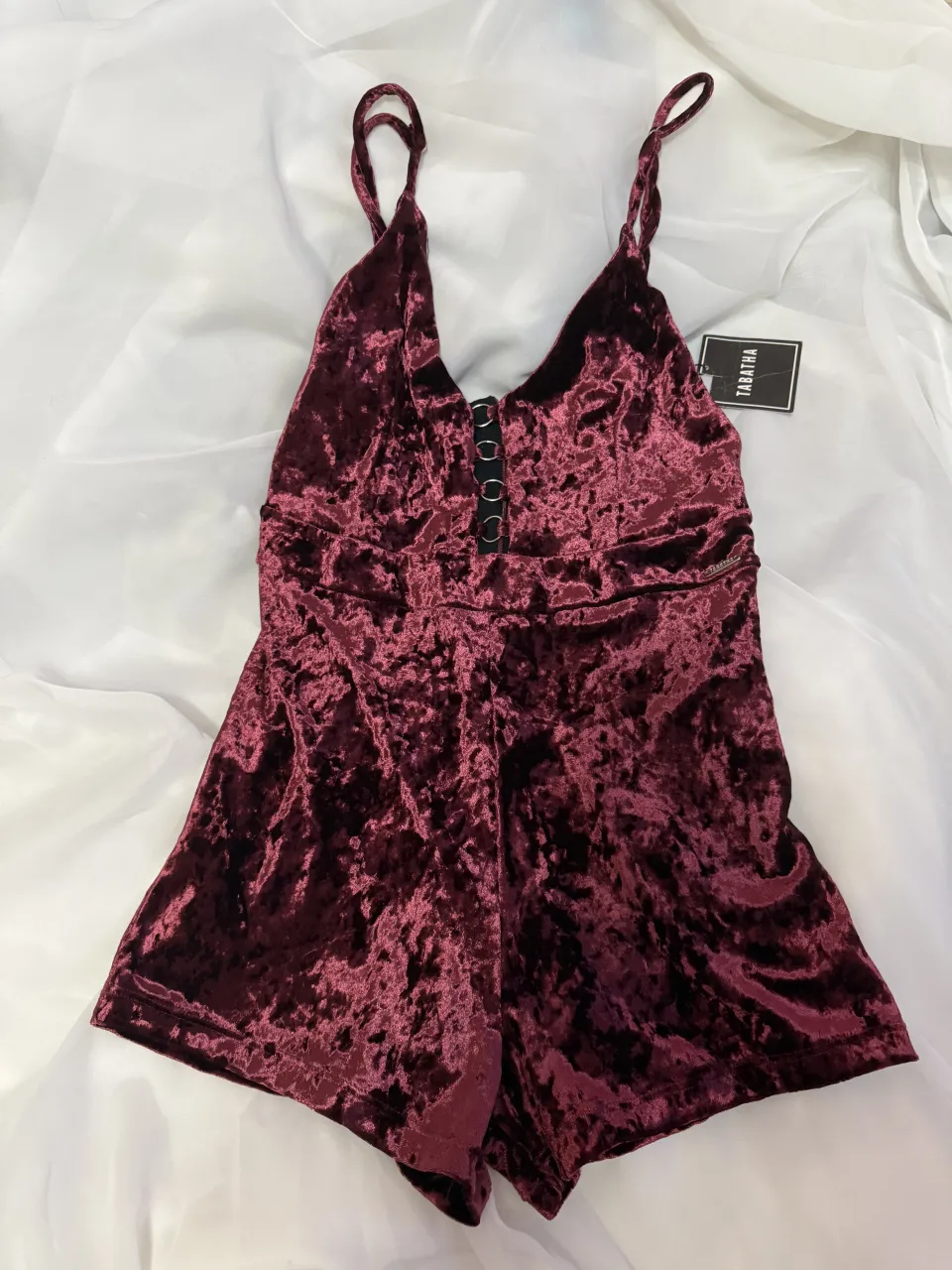 Mono corto de terciopelo súper suave y brilloso, ideal para una salida nocturna o una fiesta. Tiene breteles finitos, escote en V y detalle de botones en la parte delantera. ¡Un must-have para esta temporada!