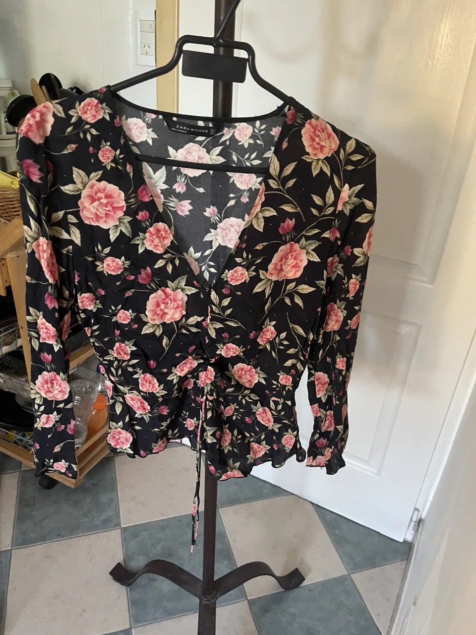 Blusa negra marca Zara talle small con estampado floral . Posee cuello en V y detalle de fruncido con tiritas, Cierre lateral escondido. Medidas de axila a axila 42 cm, largo total 56 cm