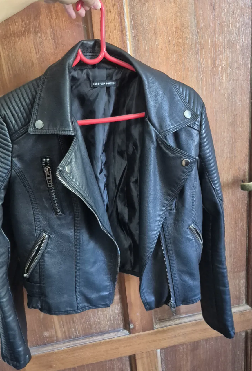 Campera de cuero negra, estilo biker, con detalles de costuras en hombros y puños. Posee cierre al frente y en bolsillos.