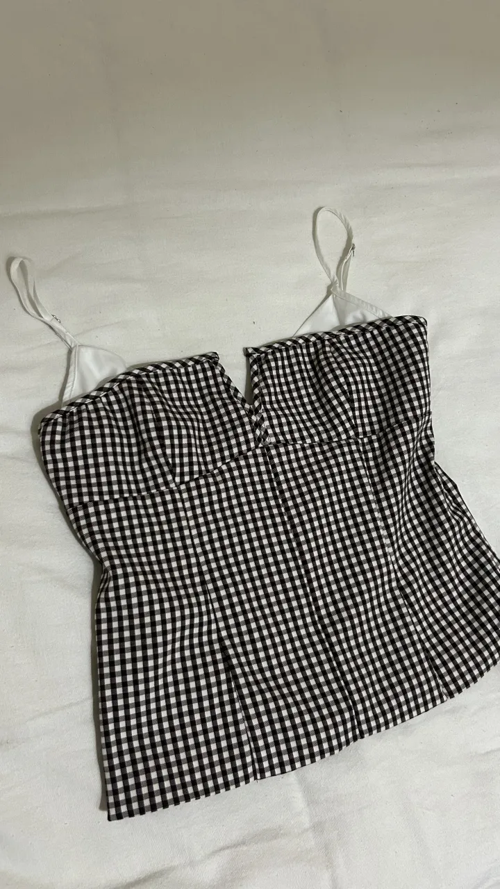 Top Zara corset de cuadros blanco y negro con tiras finas blancas. Tiene varillas tipo corset