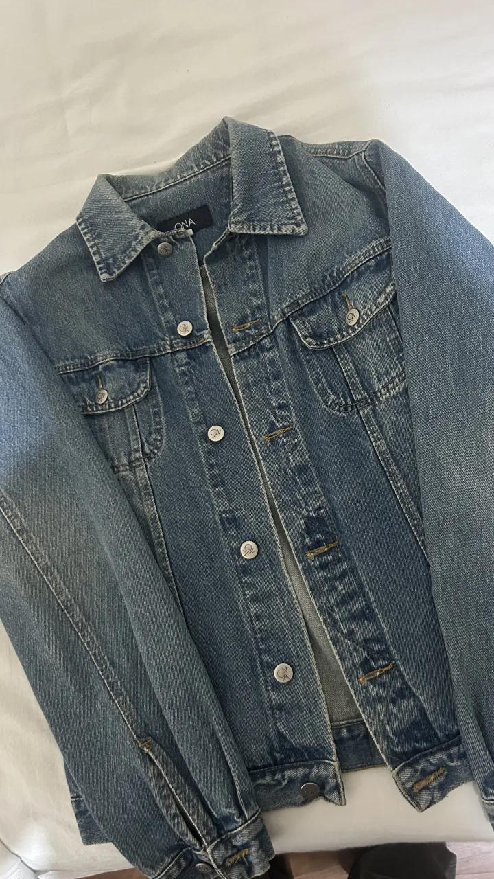 Campera de jean vintage azul con botones metálicos y bolsillos frontales. Marca Ona Saez