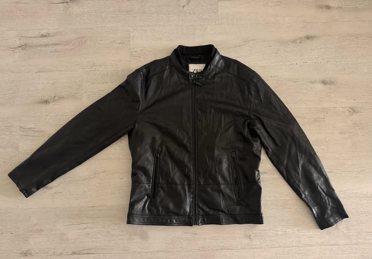 Campera de cuero negra ZARA