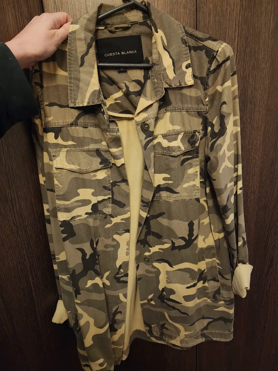 Camisaco de mujer largo con estampado camuflado, de la marca Cuesta Blanca. Ideal para un look casual y moderno. 