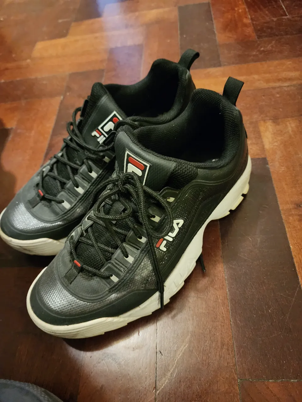 Zapatillas Fila negras con detalles. Ideales para uso diario y actividades deportivas. SOLO 2 USOS!!!