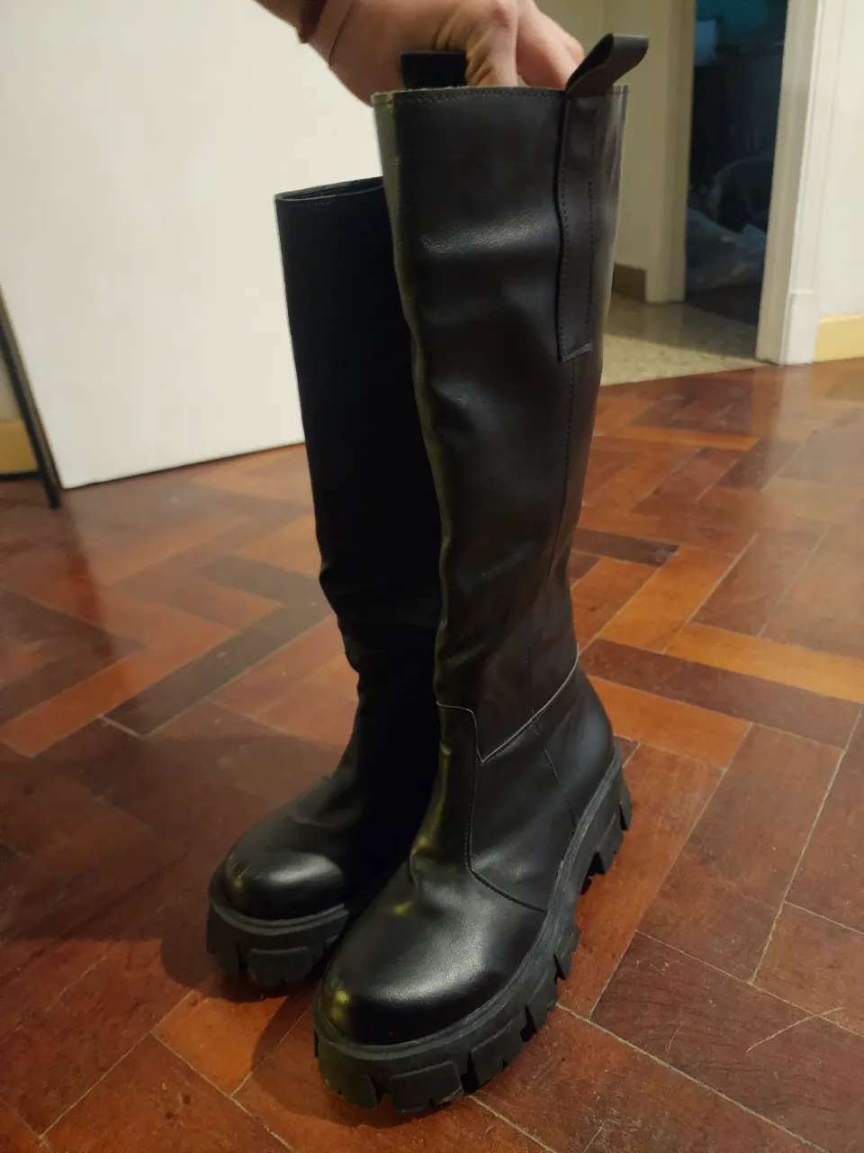 Botas altas de cuero sintético negro con suela track. Ideales para un look moderno y urbano. Perfectas para combinar con faldas, vestidos o pantalones.
Solo 3 usos!!!! 