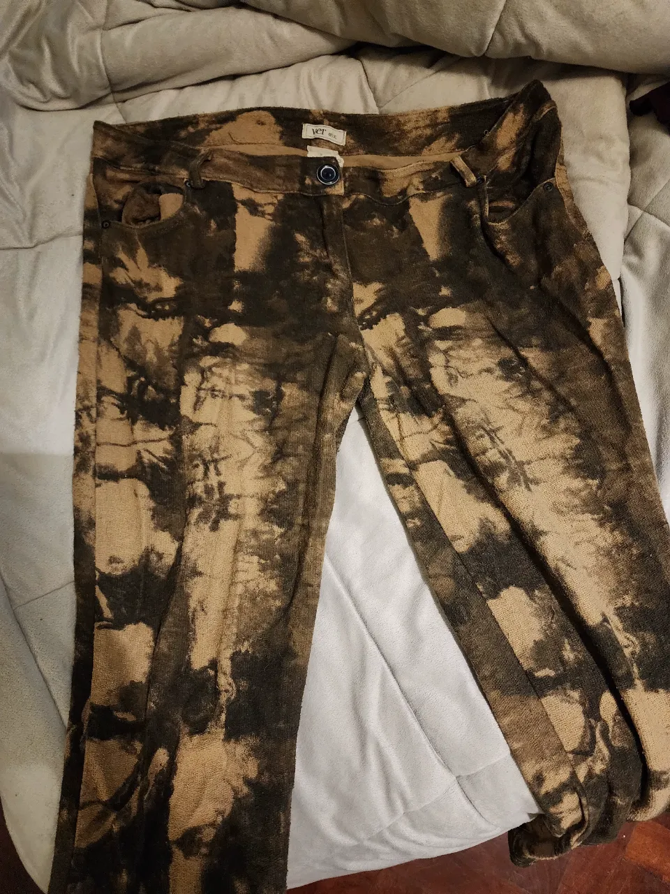 Pantalón suelto de mujer con estampado tie-dye en tonos marrones y crudos. Ideal para un look casual y cómodo.