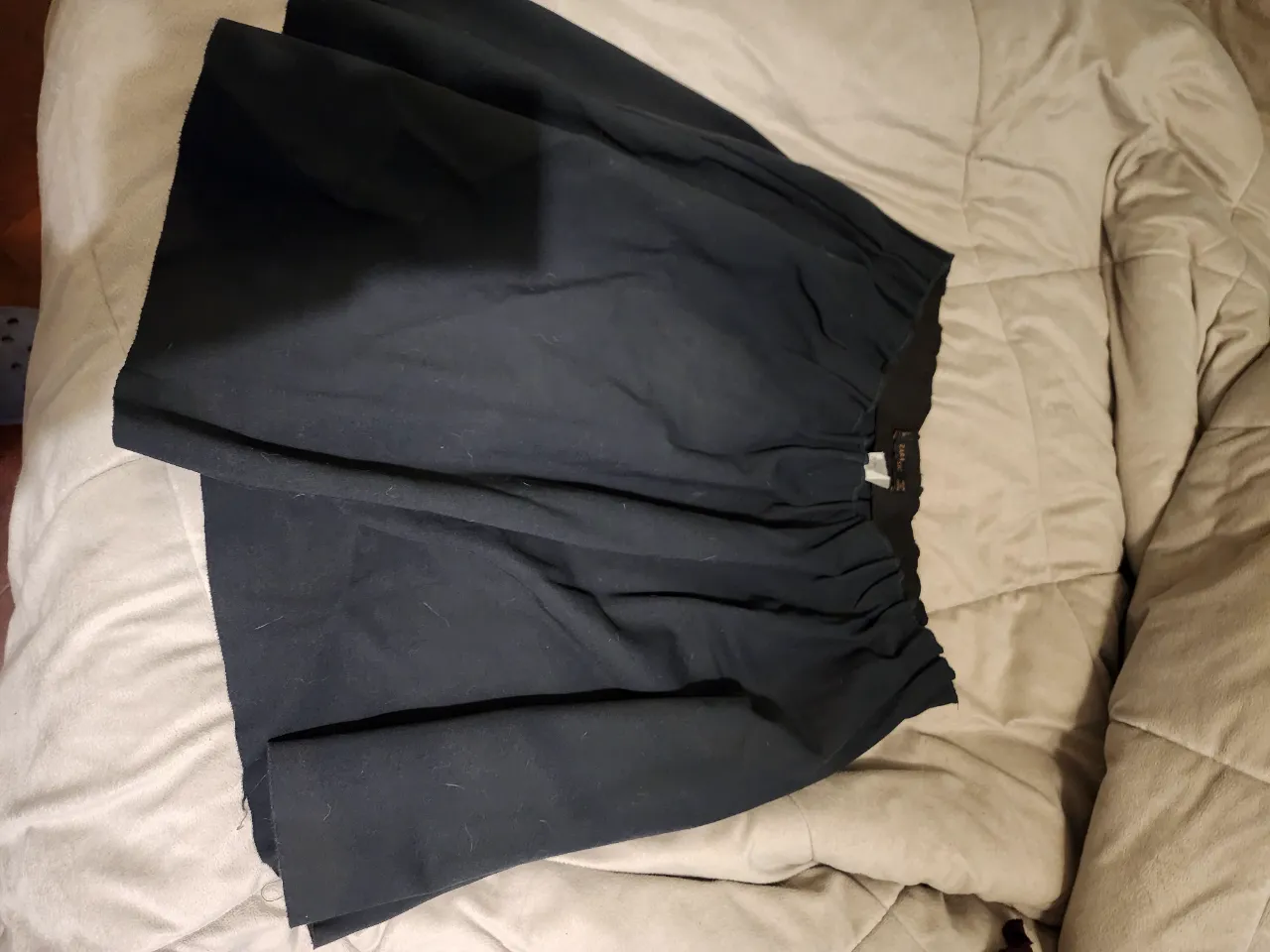 Pollera sastrera verde oscuro, ideal para un look elegante y versátil. Confeccionada en un tejido de calidad, esta pollera es perfecta para combinar con diferentes estilos y crear outfits sofisticados. Ideal para el trabajo o una salida.
