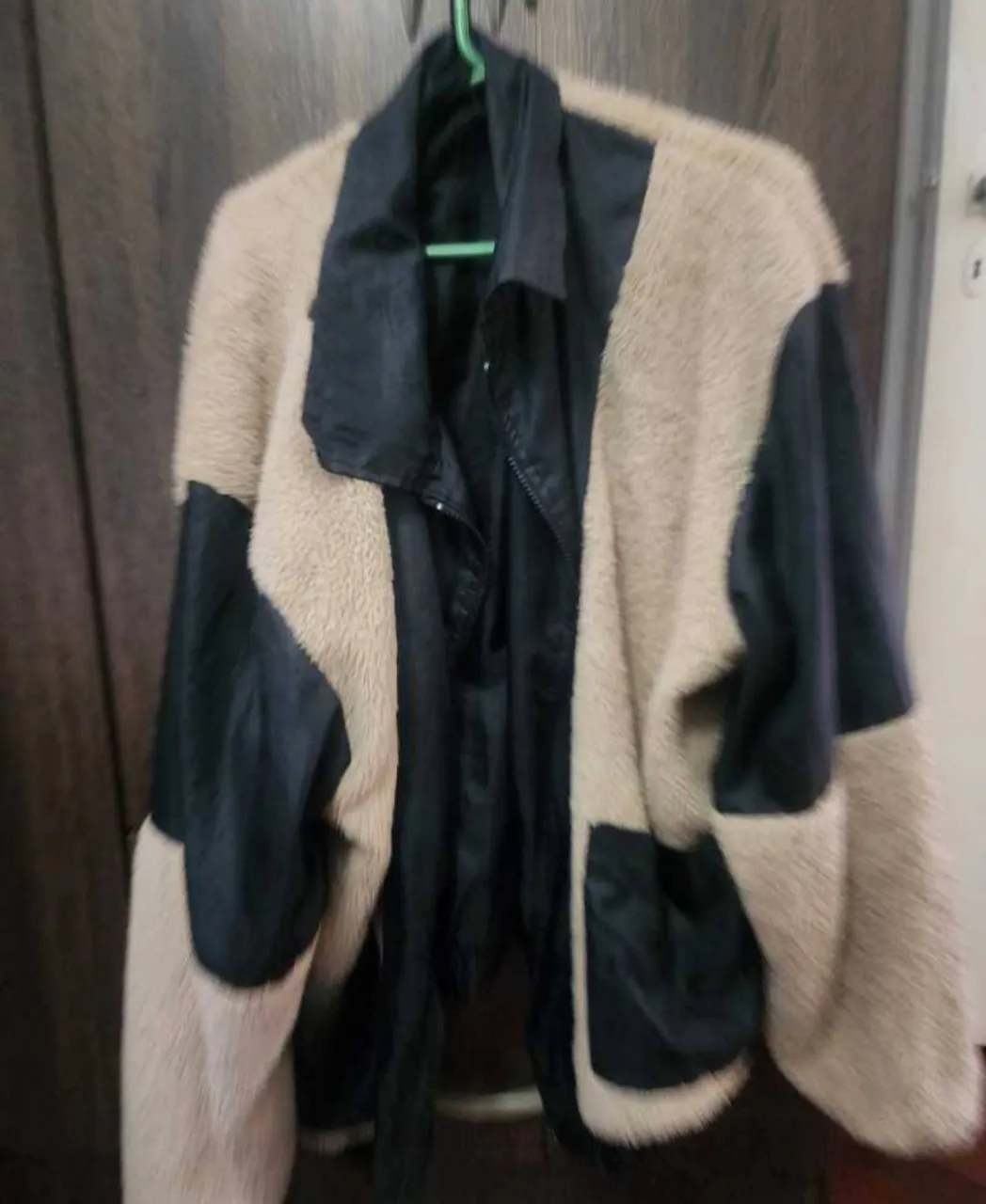 Campera bomber de mujer con diseño en bloques de color negro y beige. Ideal para un look casual y abrigado.