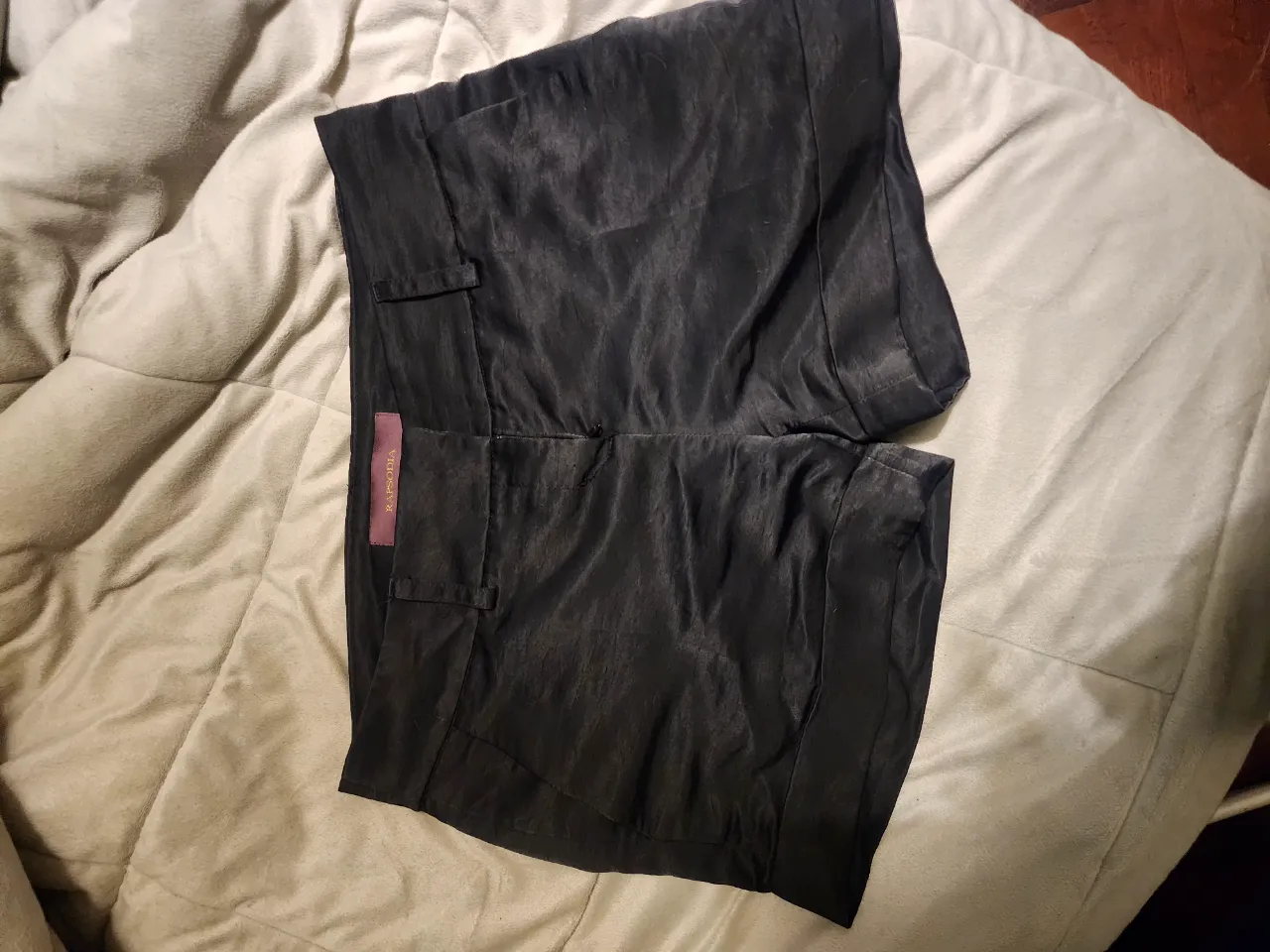 Shorts de mujer tiro alto, color negro, con detalles sastreros. Ideal para un look elegante y moderno.