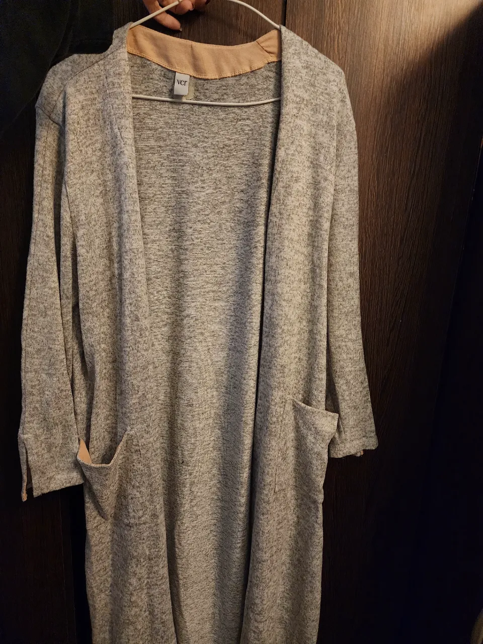 Cardigan largo de tejido suave y liviano, ideal para usar sobre otras prendas. Posee dos bolsillos delanteros y un diseño abierto sin botones. Perfecto para un look casual y cómodo. ES LARGO Y TIENE 1 USO NADA MAS! 