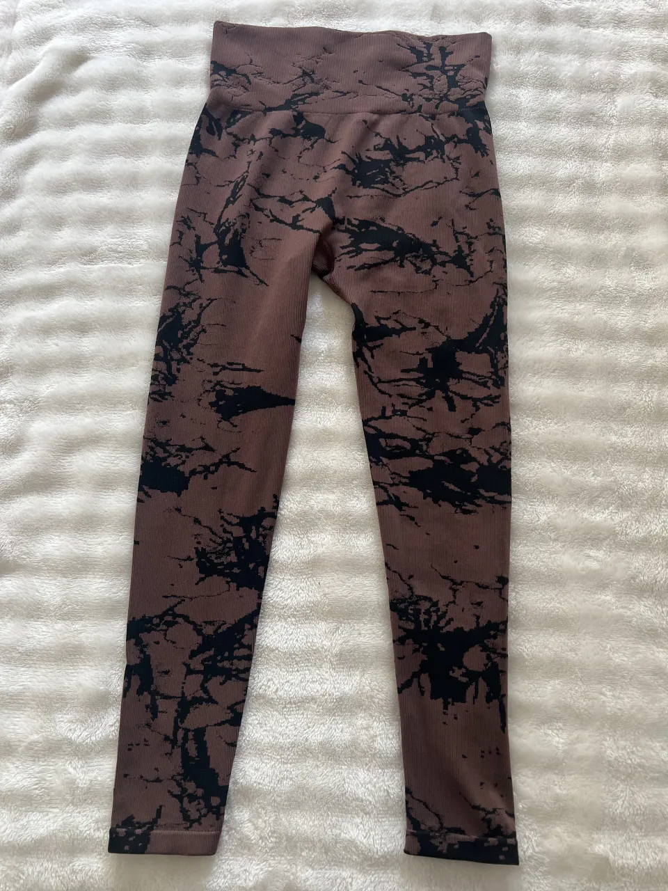 Calza SHEIN marron deportiva con estampa negra tipo mármol. Cintura alta.