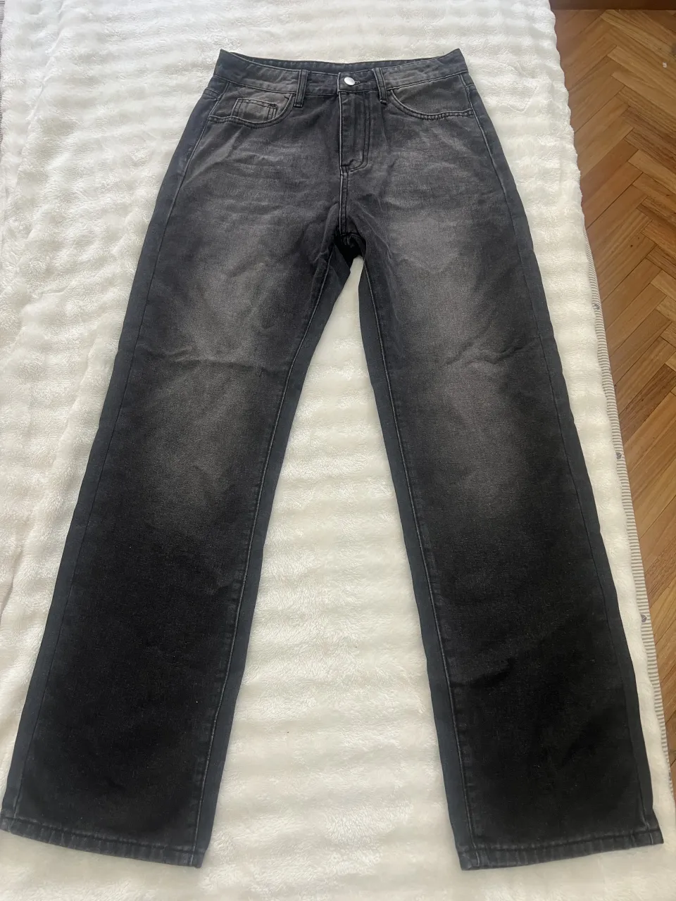 Jeans de corte recto color gris oscuro con efecto desgastado. (aún en la bolsa original) 