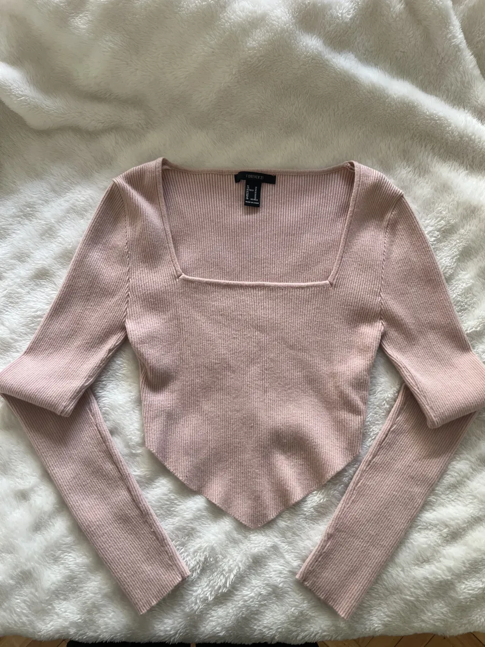 Remera forever 21 manga larga de tejido acanalado con escote cuadrado y corte asimétrico. Ideal para un look casual y moderno.