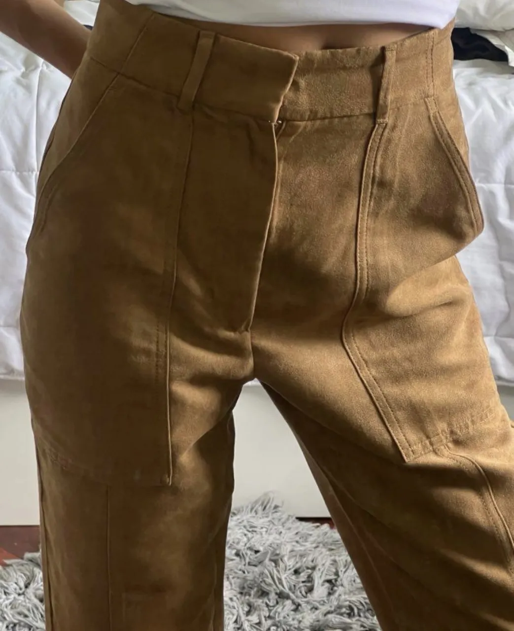 Pantalón de gamuza color marrón. Posee bolsillos cargo en la parte delantera y trasera. Cierre y botón en la parte delantera. cintura 36cm y tiro 31cm