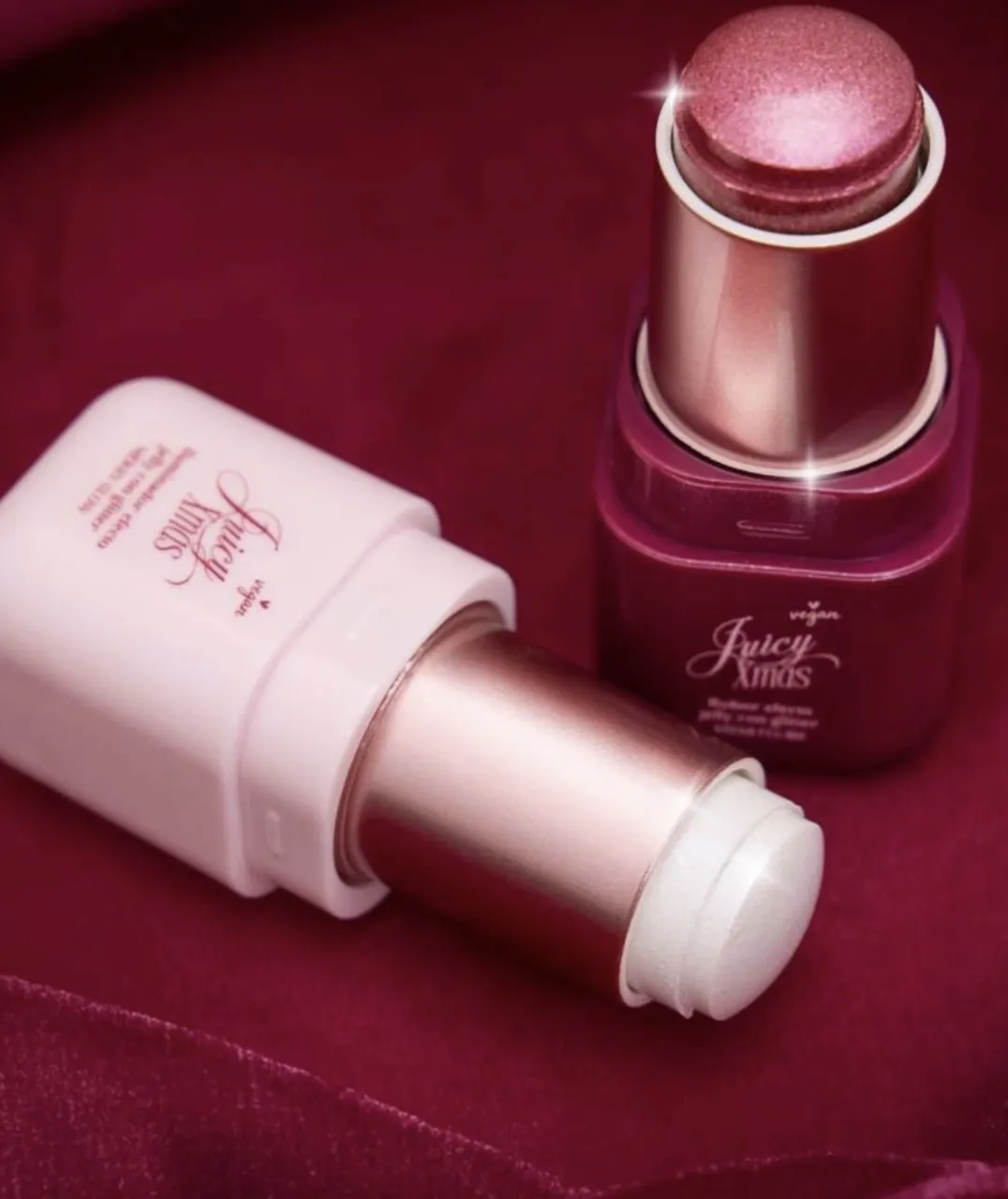 Iluminador en barra con glitter y efecto jelly. Tono Berry Glow. Set de ambos 