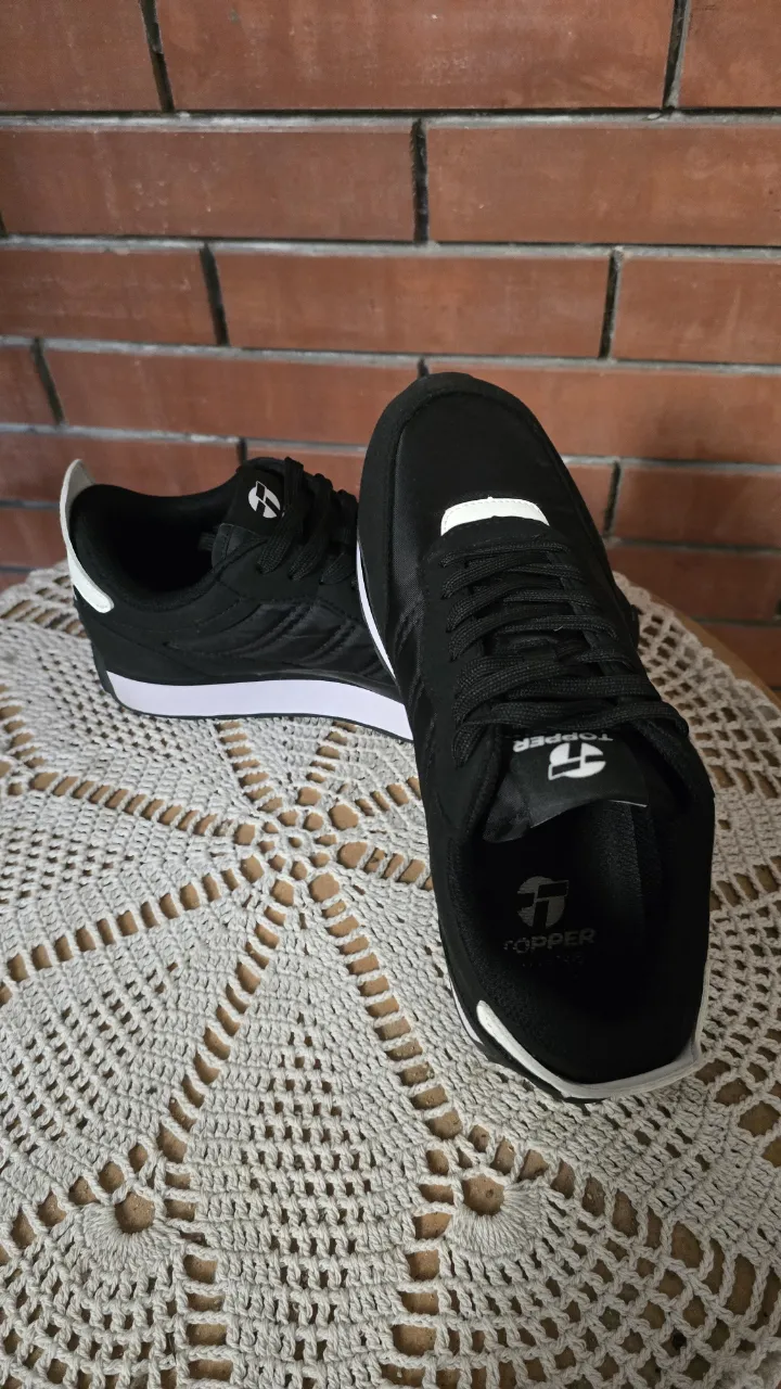Zapatillas Topper negras para mujer, ideales para uso diario. Se utilizaron una tarde para un evento nada mas. Diseño clásico con detalles en blanco y logo de la marca. Cómodas y versátiles, perfectas para combinar con cualquier outfit casual.