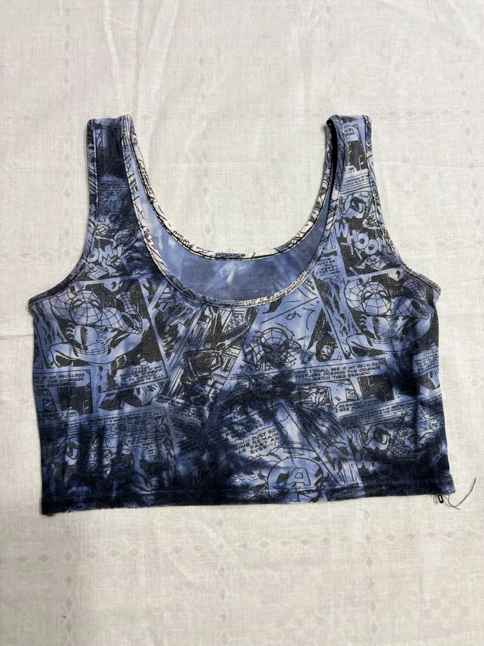 Top corto estampado de estilo cómic, ideal para un look urbano y canchero. Su diseño vibrante y moderno lo hace perfecto para combinar con jeans o shorts.