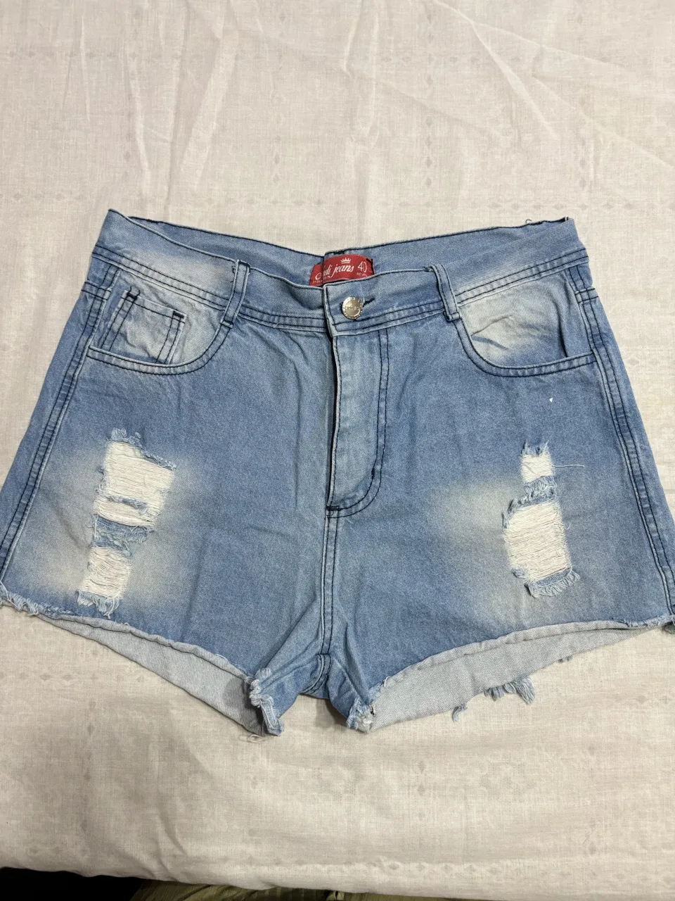 Shorts de jean elastizado tiro alto, con roturas y desgastados. Un clásico para el verano, súper cómodos y cancheros. 