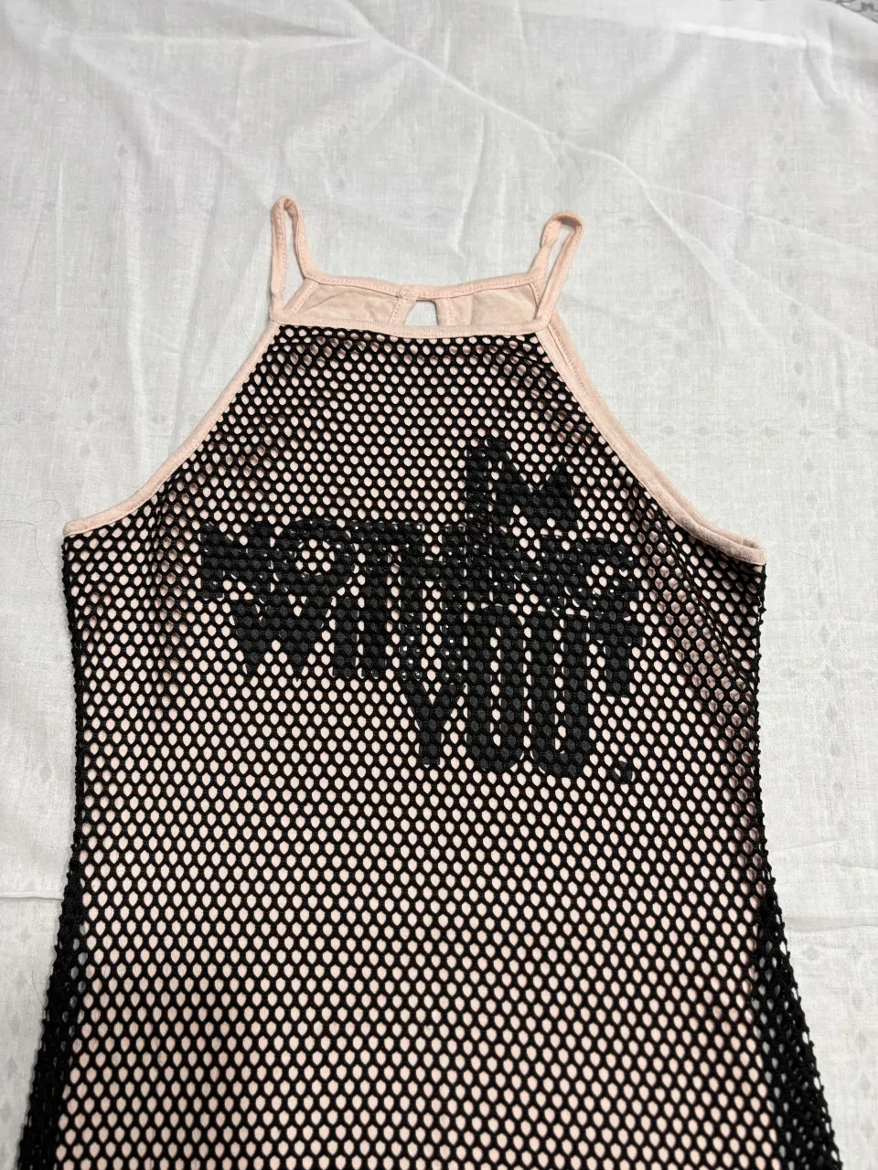 Vestido de red negro con detalles en rosa y estampa "I’m nothing without you". Ideal para un look audaz y moderno.