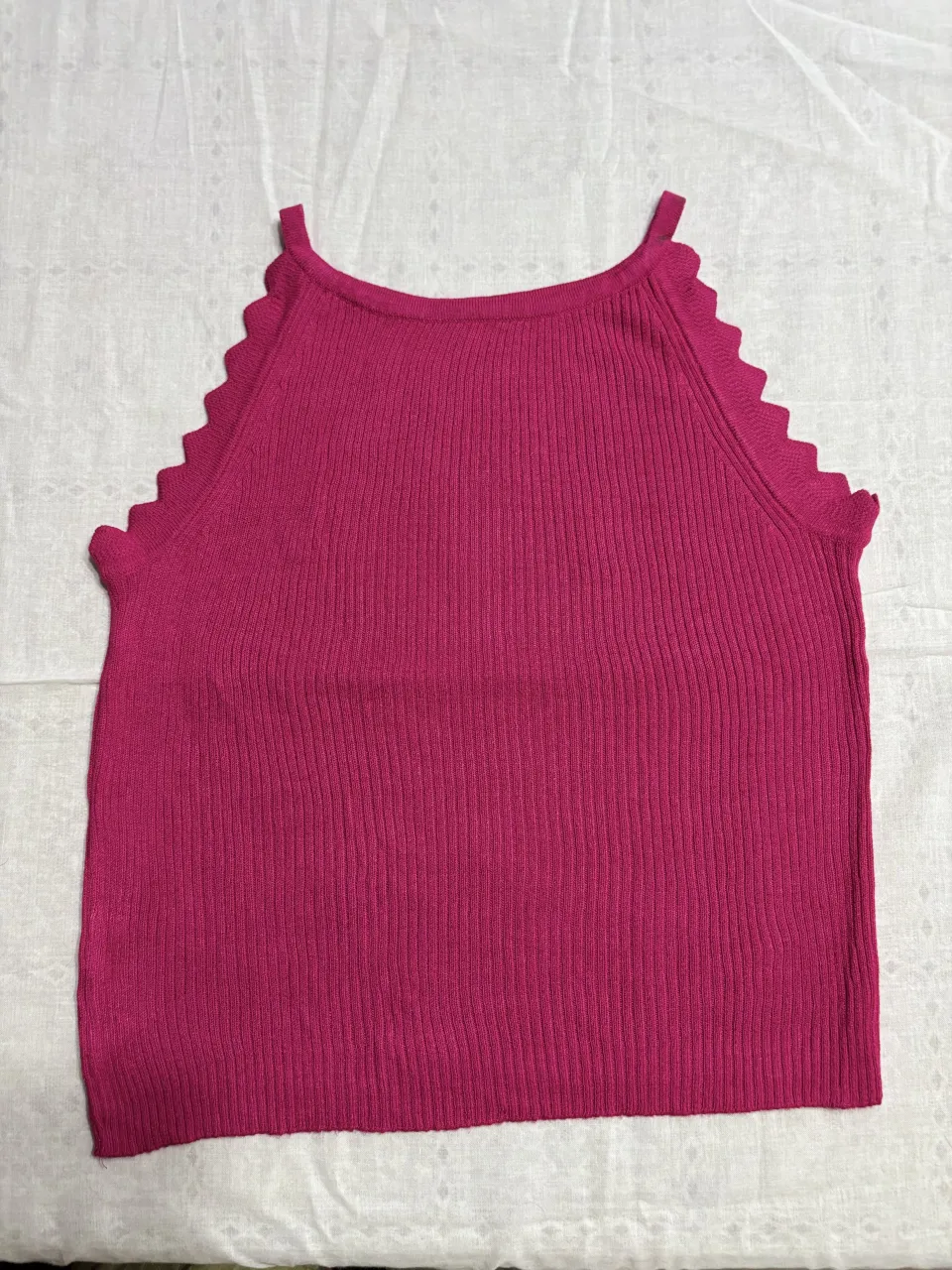 Remera de tejido acanalado color fucsia con borde de ondas. Ideal para un look canchero y fresco.