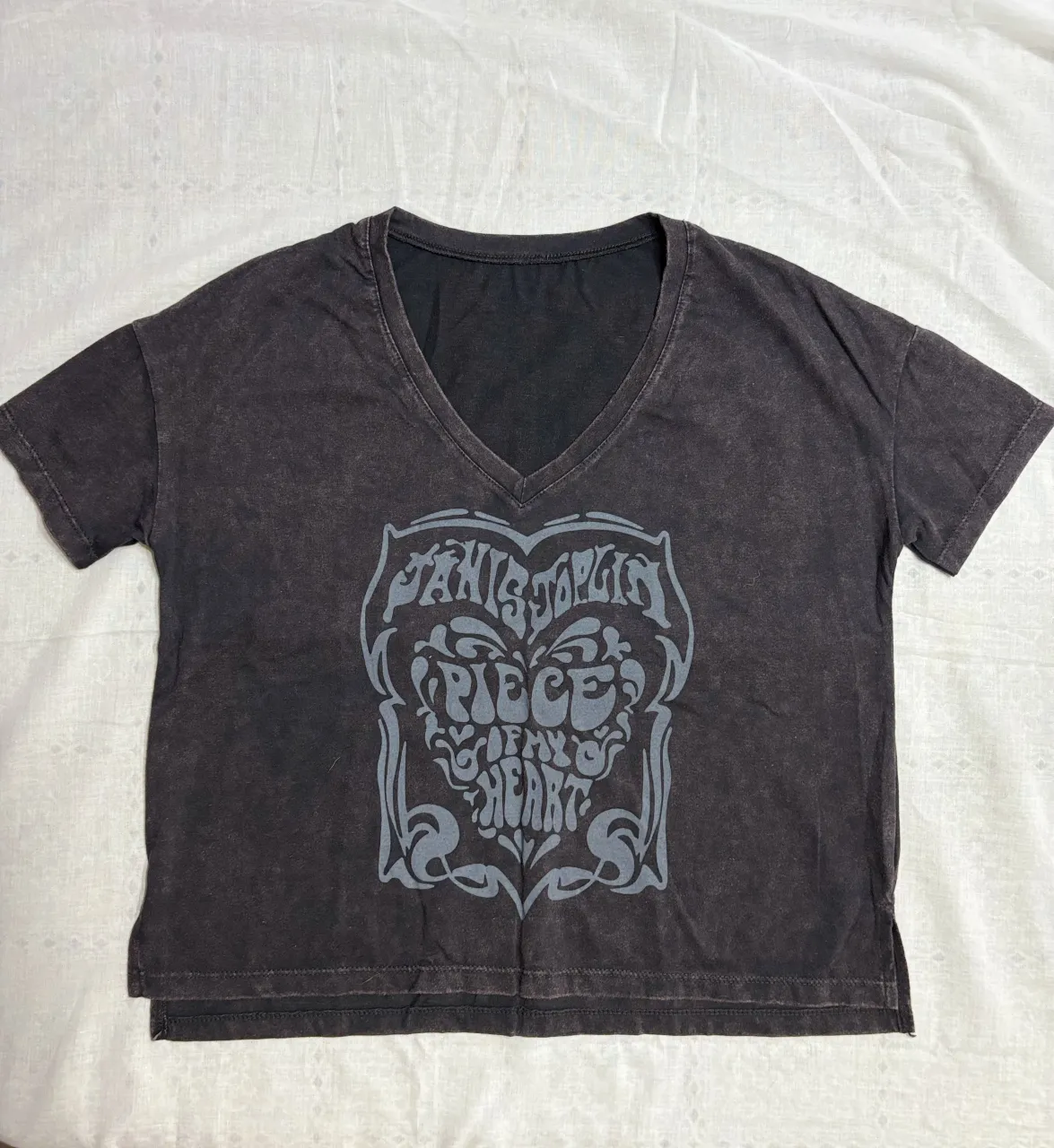 Remera manga corta con estampa "Janis Joplin Piece of my heart". Diseño vintage con cuello en V y corte al cuerpo. Ideal para un look casual y rocker.