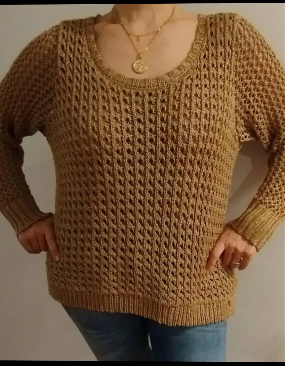 Sweater tejido de hilo calado en color dorado. Cuello redondo y mangas largas. Ideal para un look casual y cómodo. Importado , sin uso 