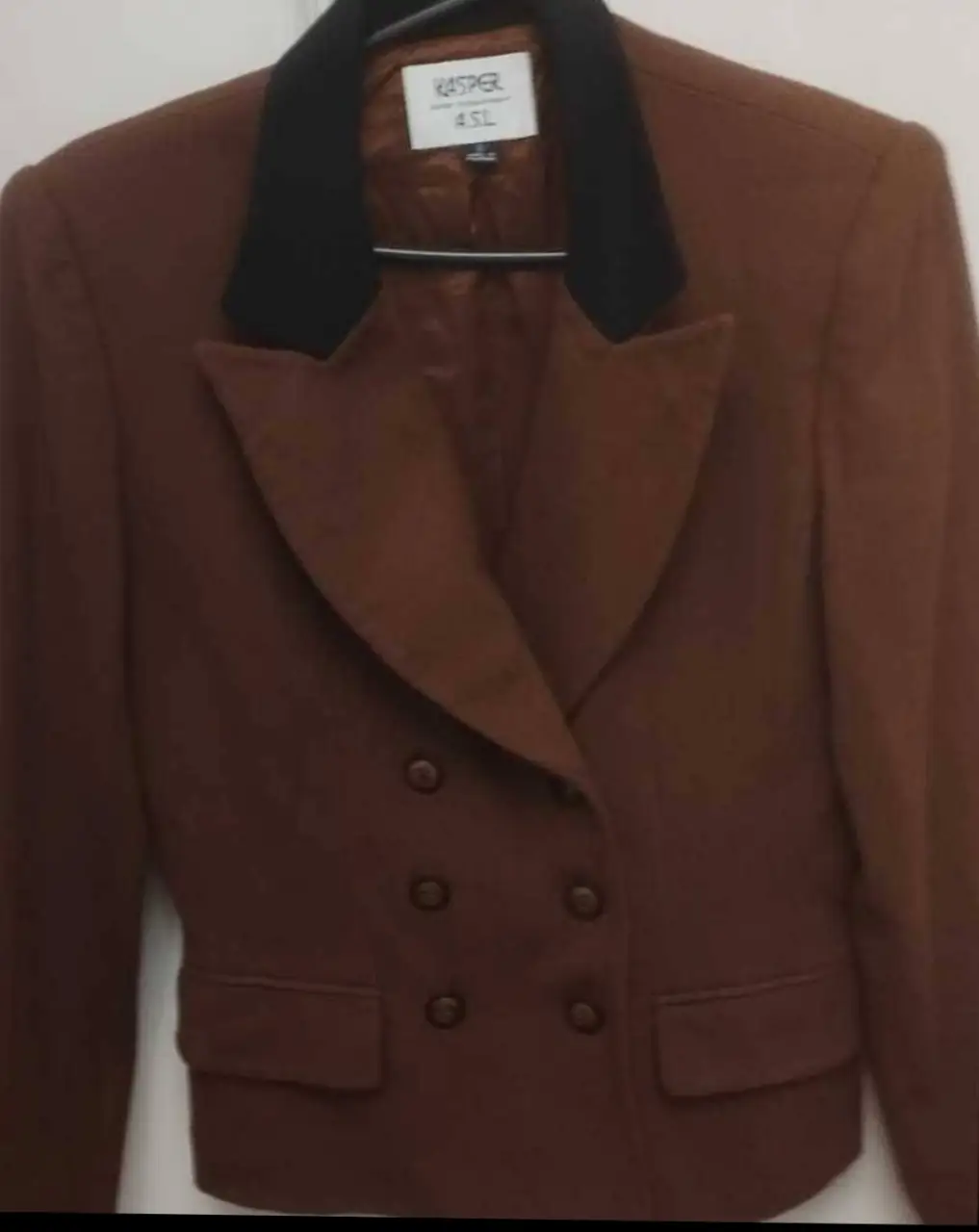 Blazer de mujer marrón con solapas negras de terciopelo Corte clásico, doble botonadura dorada y tapas  delanteras simulador bolsillo.Ideal para un look elegante y sofisticado.