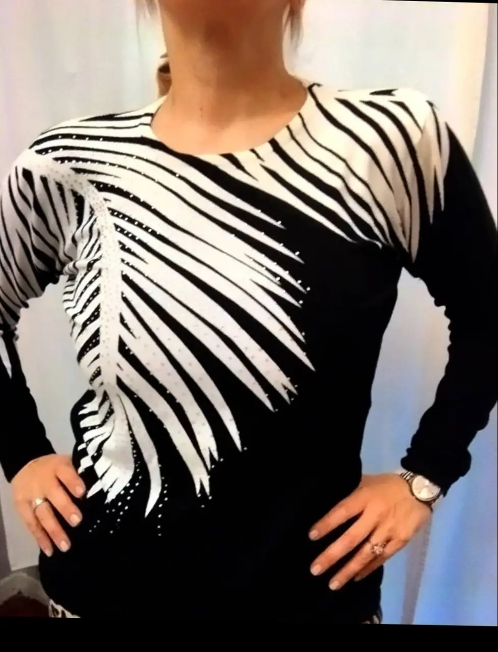 sweter manga larga con diseño de hojas en blanco y negro, con detalles de strass. Ideal para un look moderno y sofisticado.Sin uso ,importado ( mucho Spandex) M muy amplio 