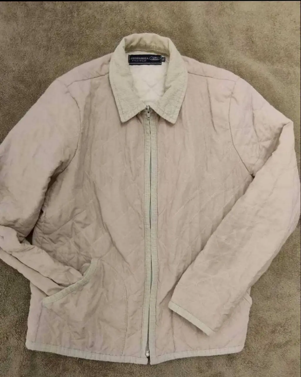 Camperatipo talabartería , marca Pringamoza de mujer, color crudo de matelase , con cierre y cuello tipo camisade cordero y, Ideal para el invierno y media estación , con bolsillos laterales delanteros y uno interior .