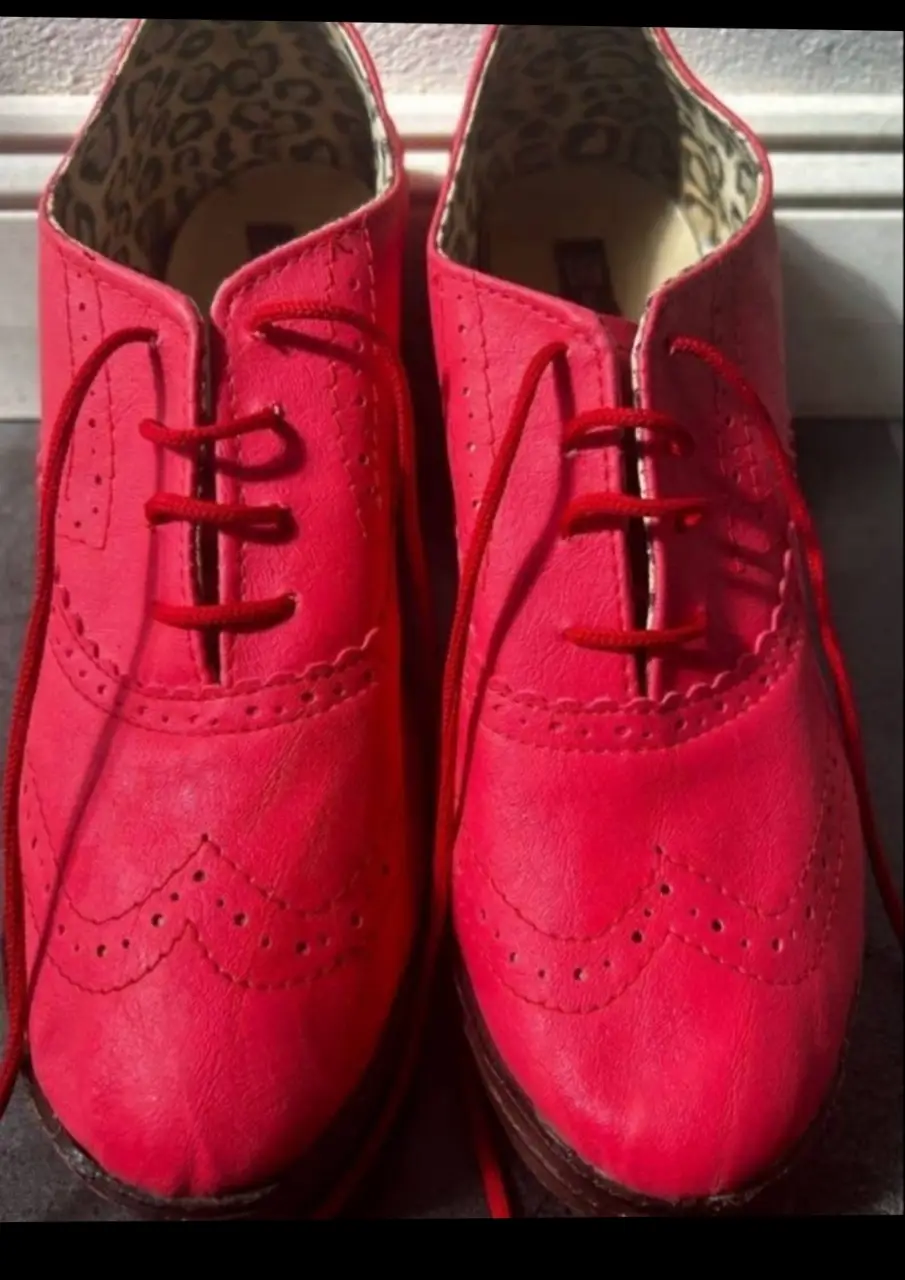 Zapatos de taco alto y plataforma rojos con diseño de brogue y detalles perforados, acordonados. Interior con estampado de leopardo y suela de PVC muy livianos. Rojos