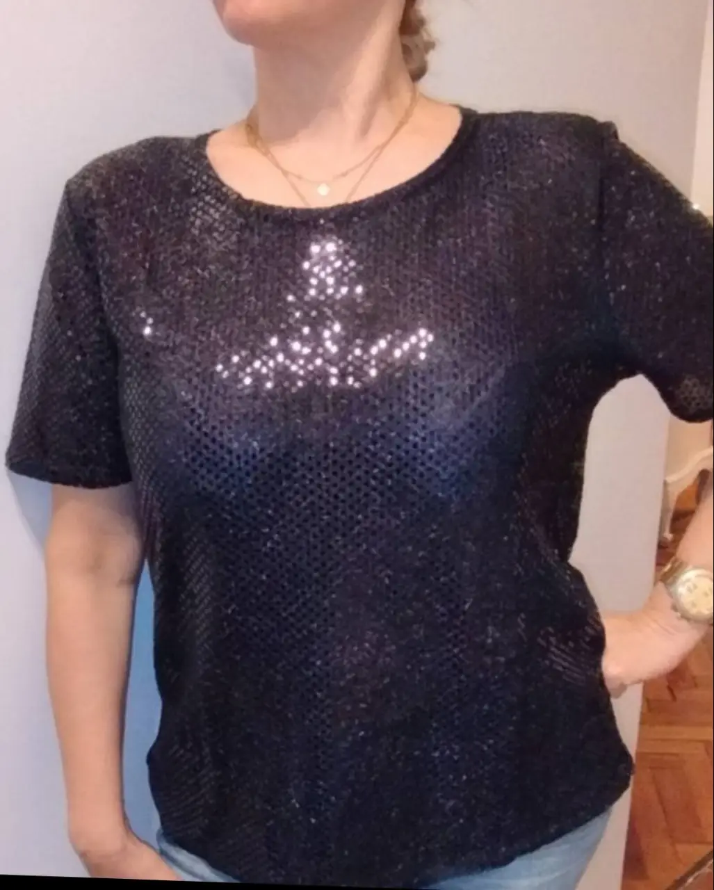 Remera de mujer negra con lentejuelas, ideal para fiesta o salida. Manga corta y cuello redondo.