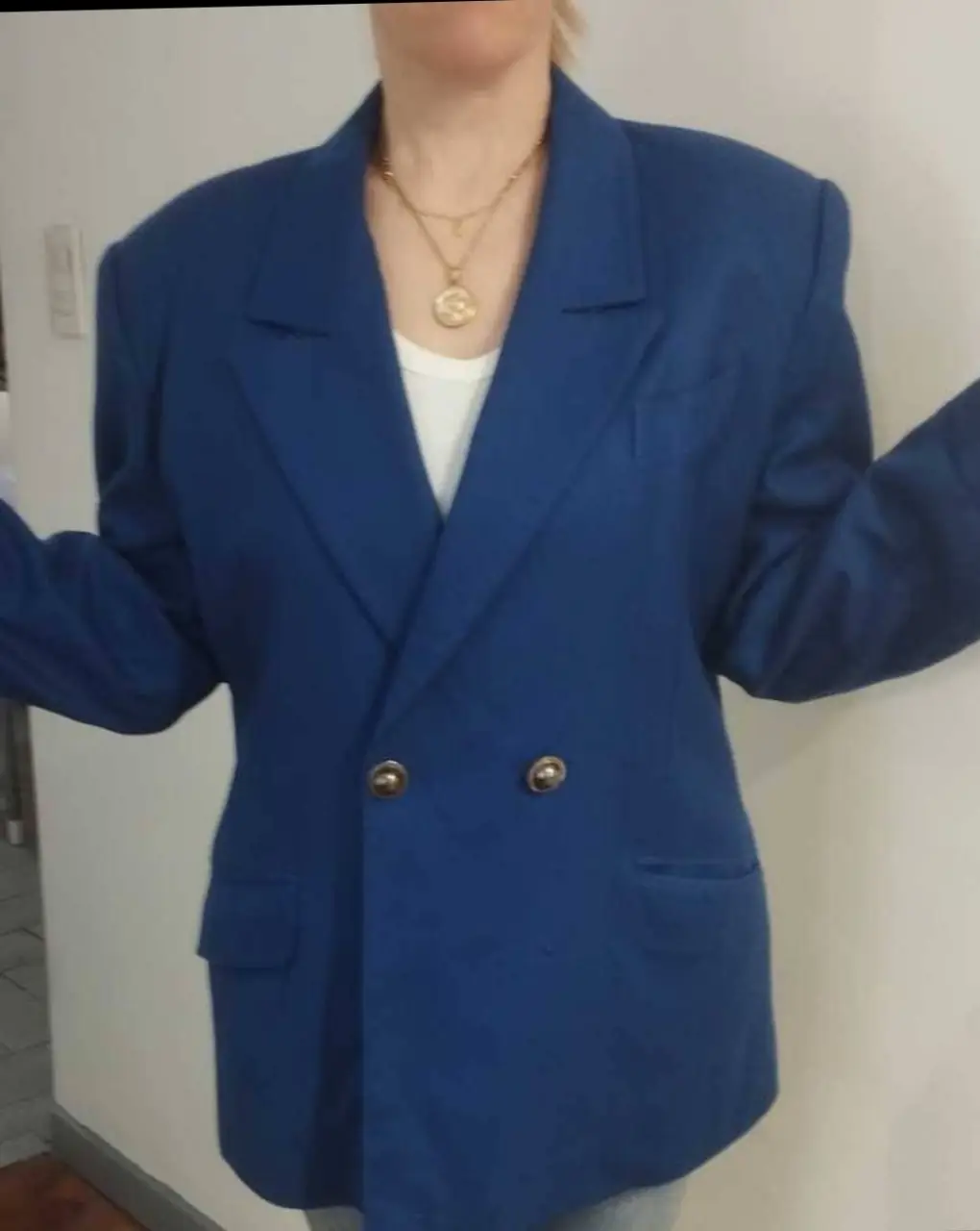 Blazer azul entallado de corte clásico, cruzado con botones dorados y bolsillos. Paño,Ideal para un look elegante y sofisticado.