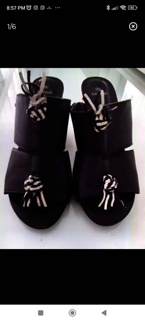 Sandalias negras de cuero  con detalles de borlas y taco de madera. Marca Blaque, talle 38.