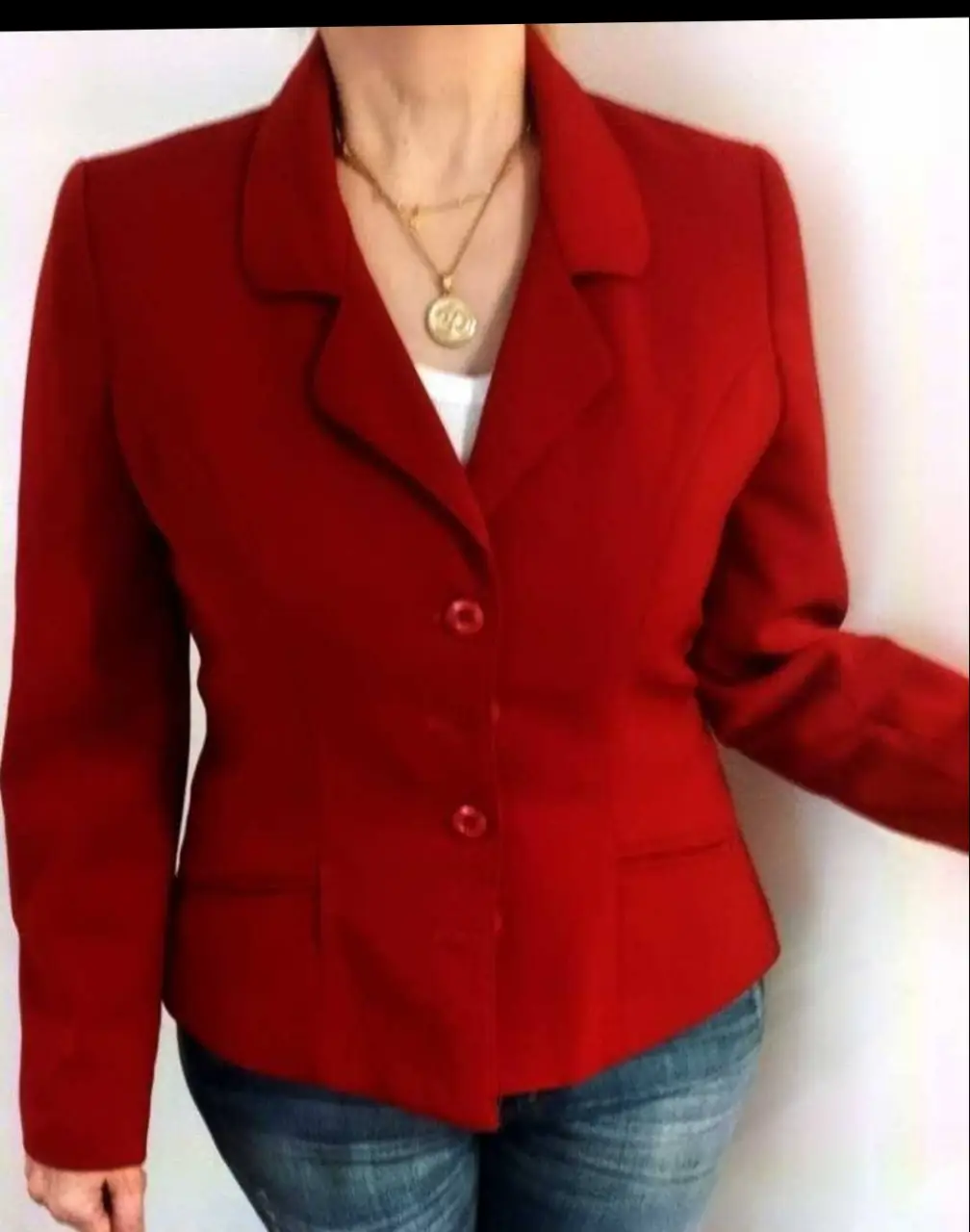 Blazer rojo de mujer, con botones y bolsillos. Ideal para un look formal o de trabajo.