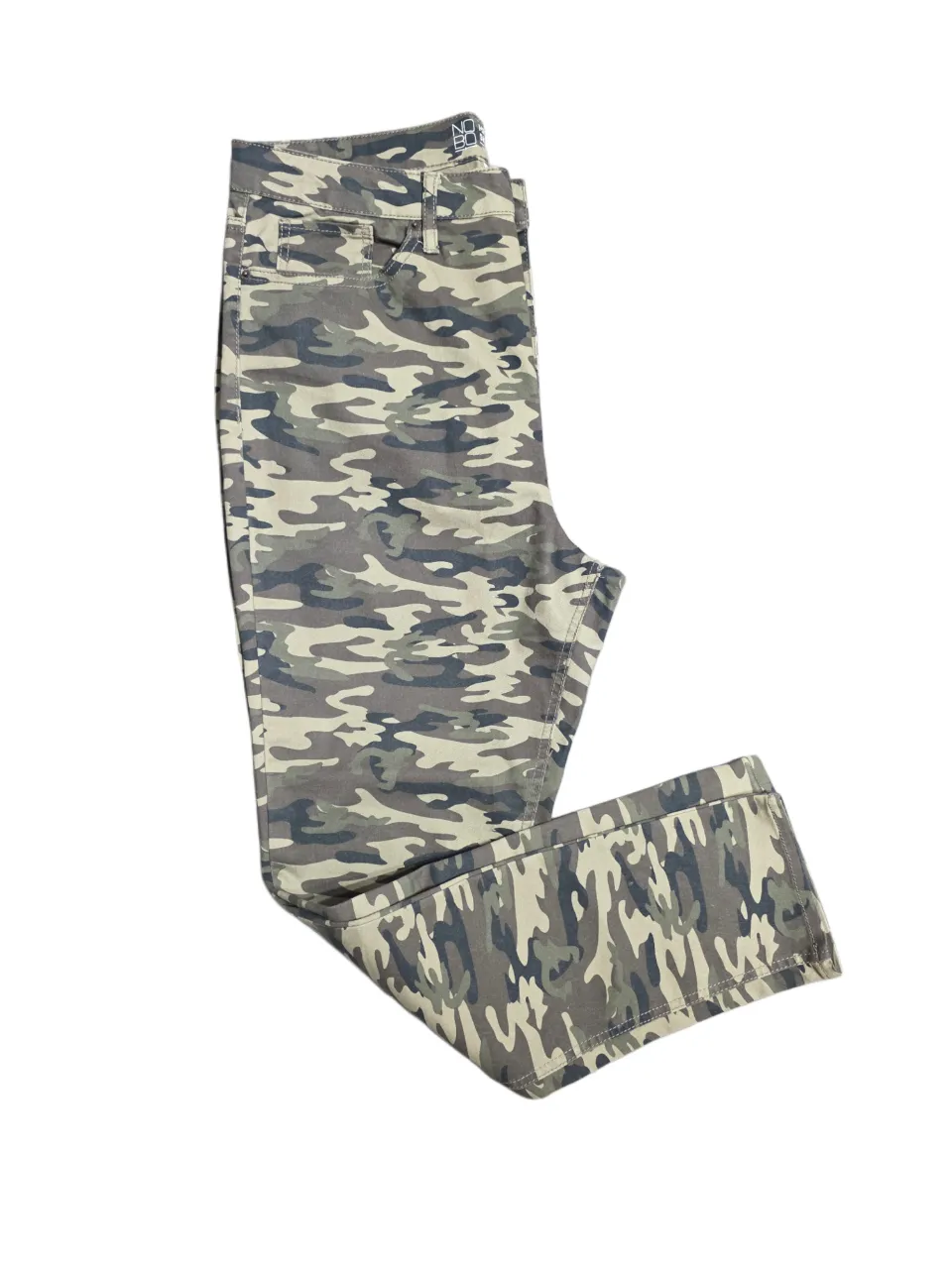 Jeans tiro alto con estampa camuflada.