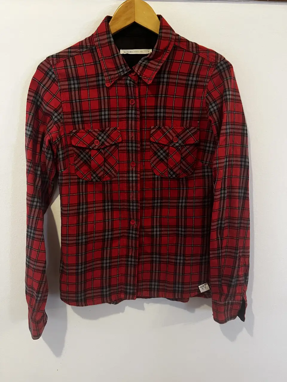Camisa a cuadros roja y gris de manga larga para hombre. Ideal para un look casual y canchero.
