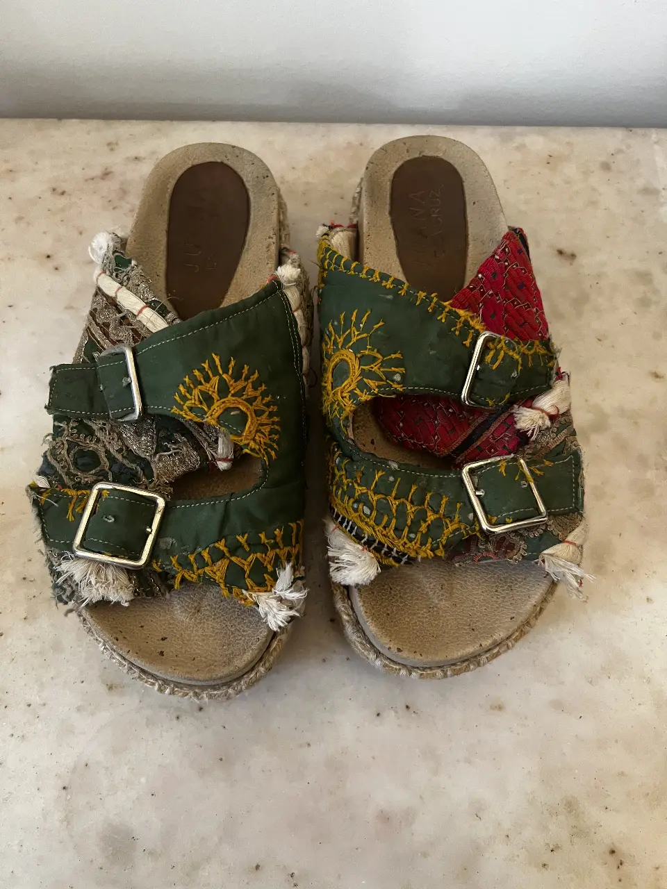 Sandalias artesanales con detalles bordados y hebillas metálicas. Diseño único y estilo boho.