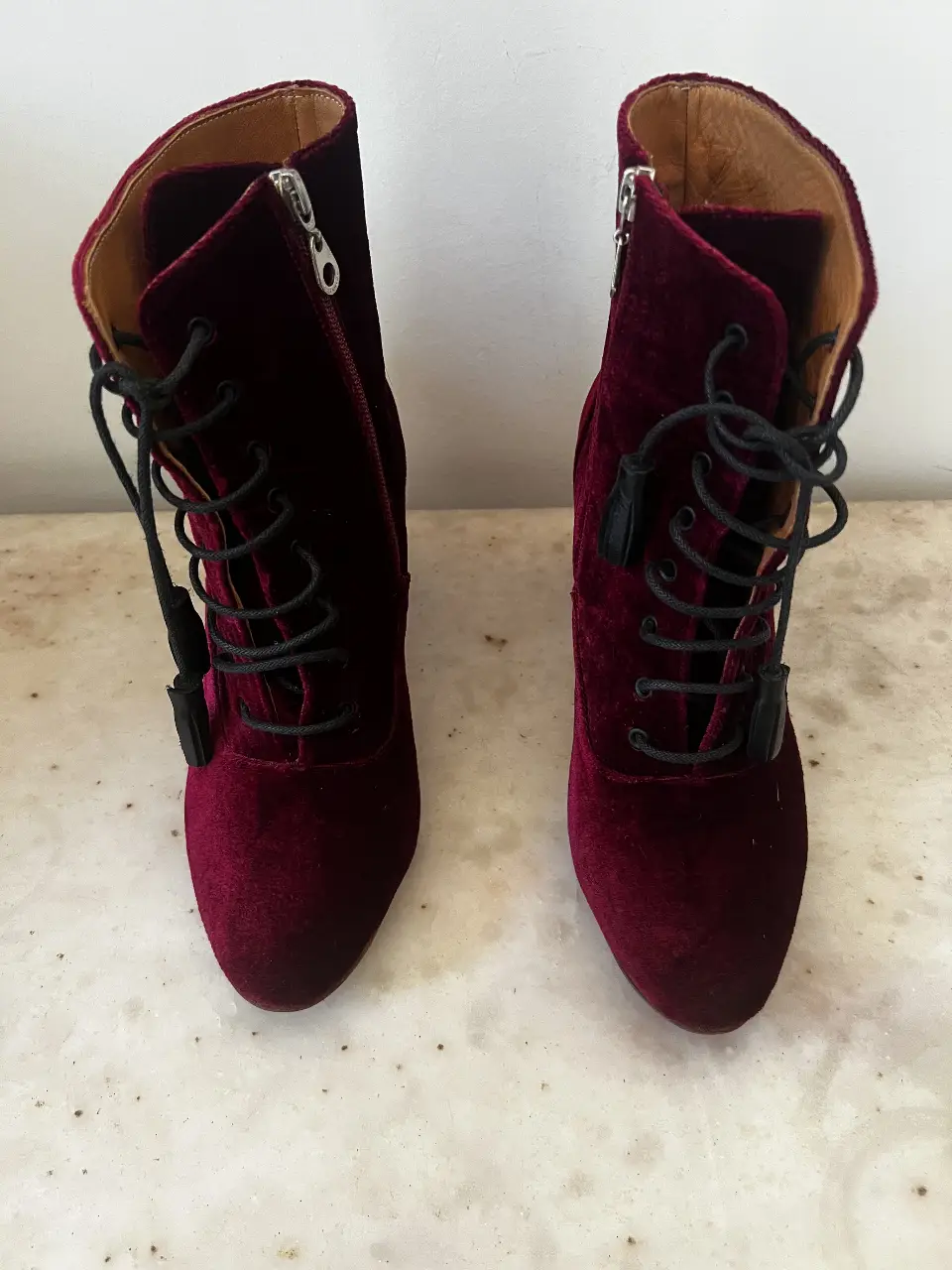 Botines de terciopelo color borgoña con cordones y cierre lateral. Tienen un taco ancho y la suela es de cuero. Marca Vitamina.