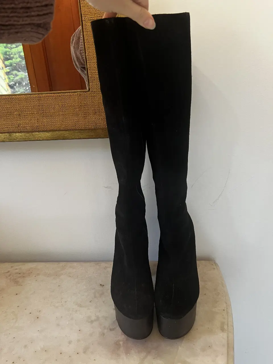 Botas altas negras de gamuza con plataforma y taco cuadrado. Tienen cierre lateral para facilitar el calce. Ideales para un look moderno y sofisticado.
