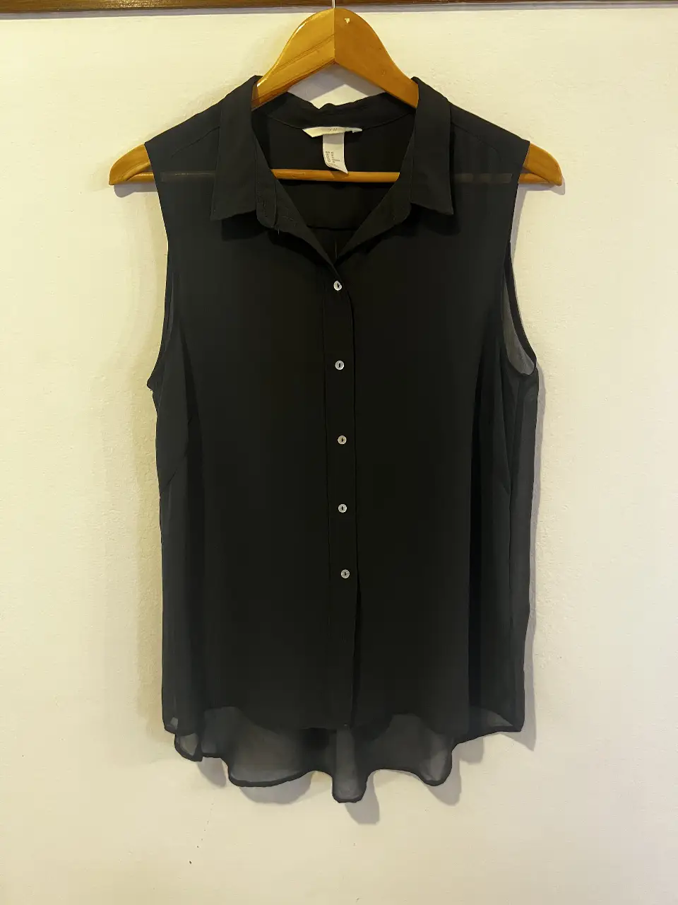 Blusa negra sin mangas de H&M, ideal para un look elegante y versátil. Confeccionada en un tejido ligero y fluido, perfecta para combinar con pantalones o faldas.