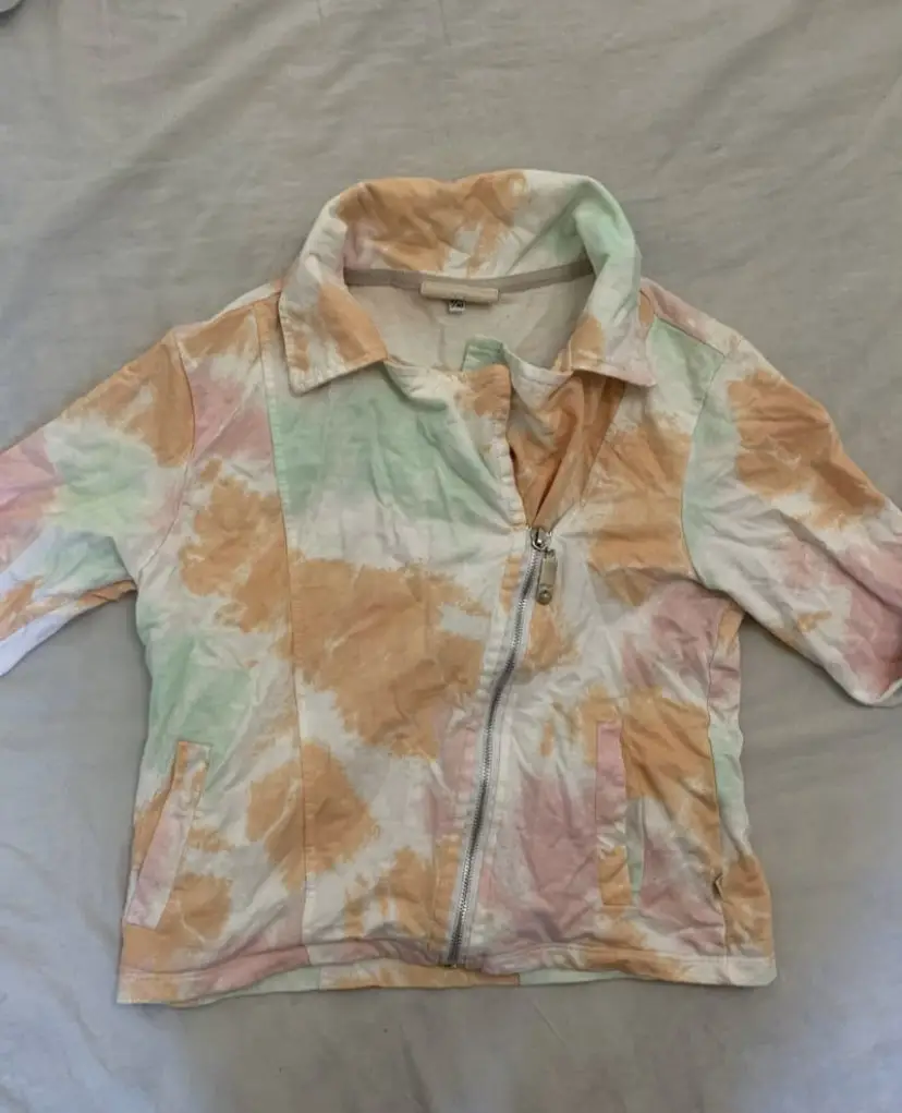 Campera bomber con cierre y estampado tie dye en tonos pastel. 