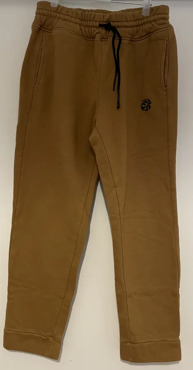 Pantalón de hombre, de color marrón, estilo deportivo, con cintura elastizada y cordón. Ideal para un look casual y cómodo.