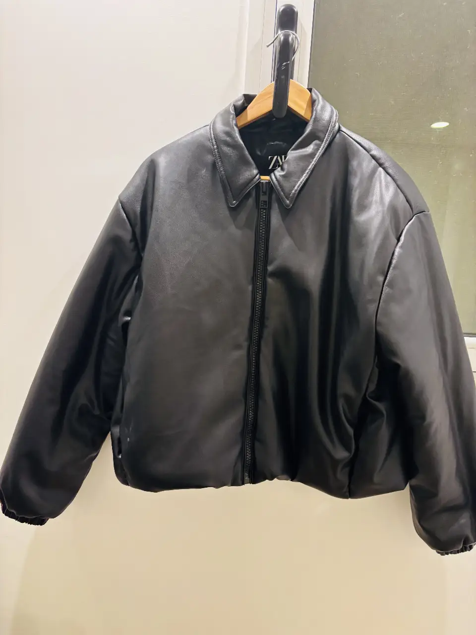Campera biker de cuero sintético negra, con cuello solapa y cierre frontal. Ideal para un look moderno y urbano.