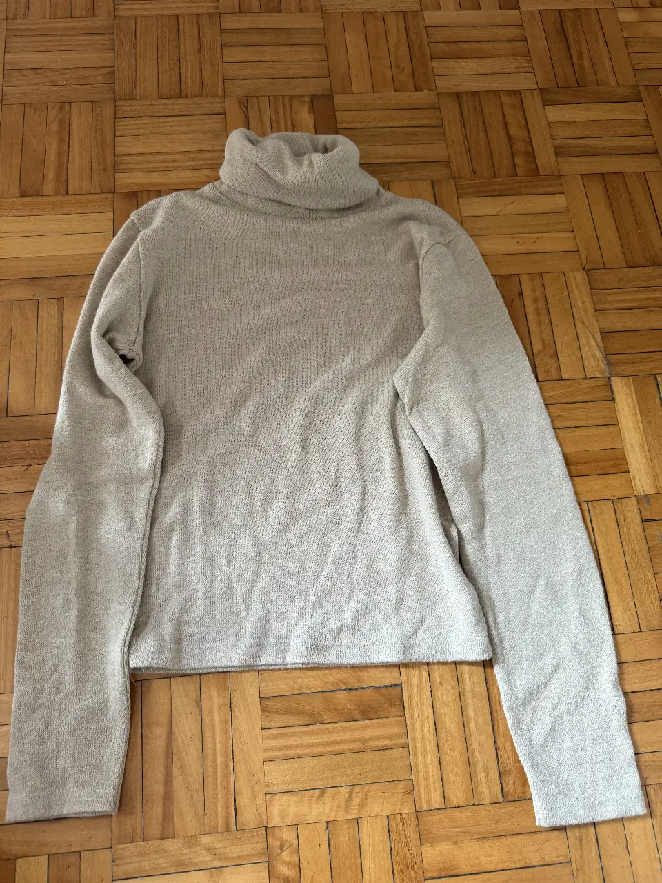 Sweater de cuello alto en color crudo, ideal para un look casual y abrigado. Perfecto para el invierno.