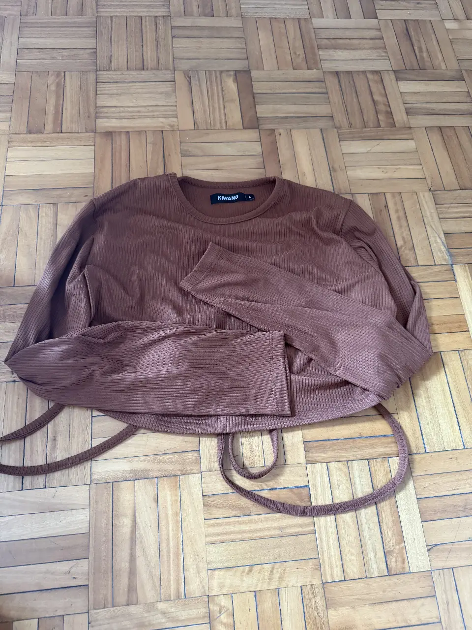 Top manga larga marrón con lazos en la cintura. Ideal para un look casual y moderno. Marca Kiwano, talle L.