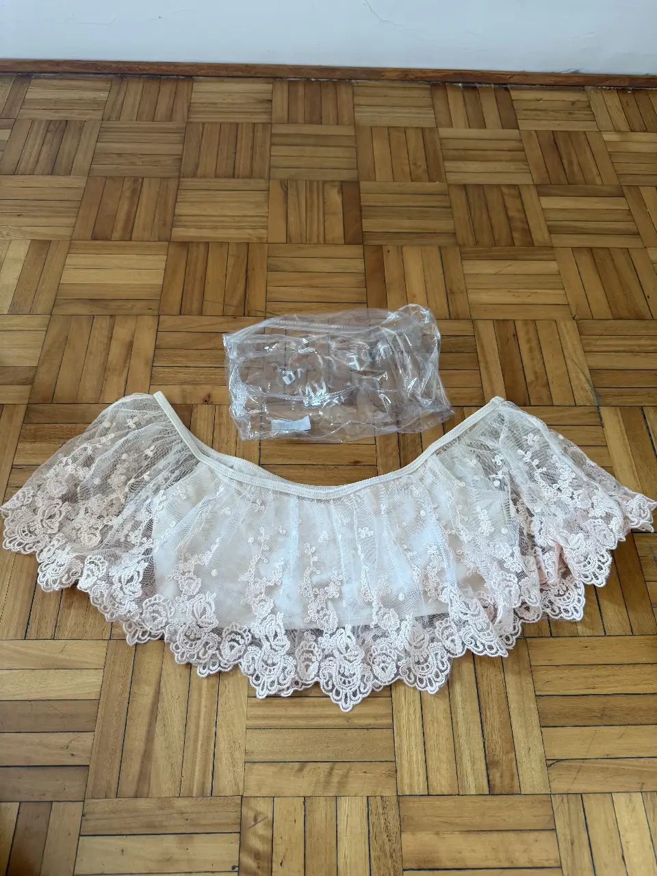Hermoso top de encaje con detalles en rosa, ideal para eventos especiales o para darle un toque romántico a tu look.